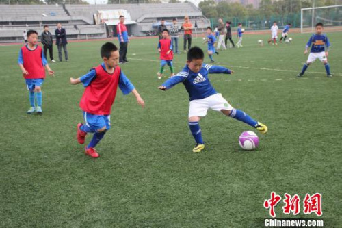 ���죺�ƶ�ѧУ�����ĸ�ٽ�ѧ�����Ľ���ȫ�淢չ