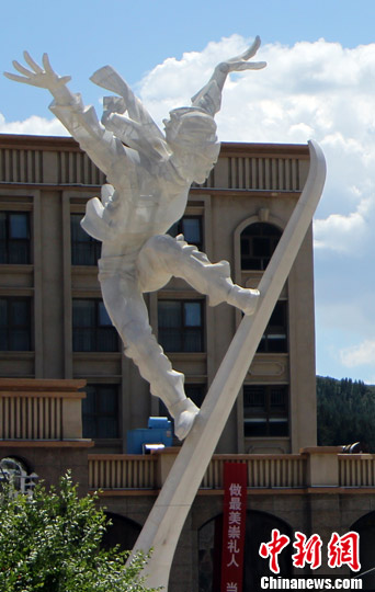 8月30日,河北张家口市崇礼区城中心单板滑雪街雕.中新社记者 韩冰 摄