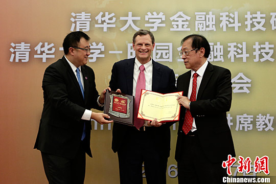 信息研究院院长姚期智(中)和明园集团董事长李松坚共同签署合作备忘录