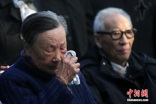 南京大屠杀遇难者家属祭亲人:家族记忆应代代相传