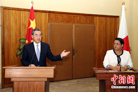 王毅与马达加斯加外长阿塔拉举行会谈