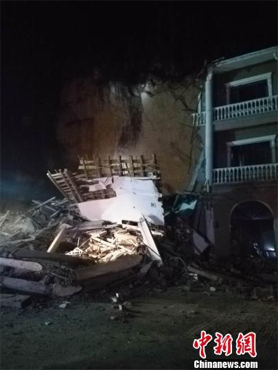 湖北南漳突发山体滑坡掩埋一酒店部分房屋