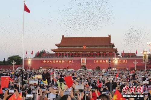 新中国成立70周年群众游行：约10万名群众、70组彩车行进