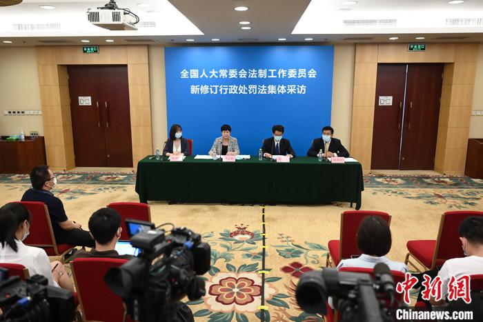 中国新修订的行政处罚法施行完善“电子眼”执法规定