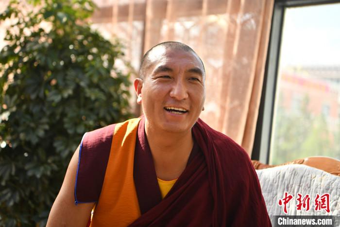 传统与现代结合的藏传佛教僧人成长记
