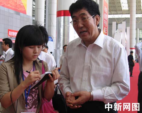 资料图:2006年9月23日,浙江省委常委,宁波市委书记巴音朝鲁在首届中国