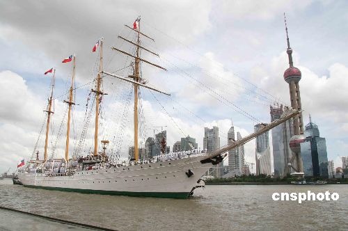 智利海军埃斯梅拉达号军舰抵达上海访问