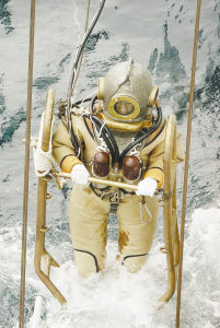 执行完大深度饱和潜水任务后,潜水员要在宽1.8米,长6米,高1.