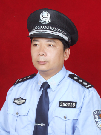 2004年从消防部队转业到福建省云霄县公安局和平派出所担任通贝村驻村