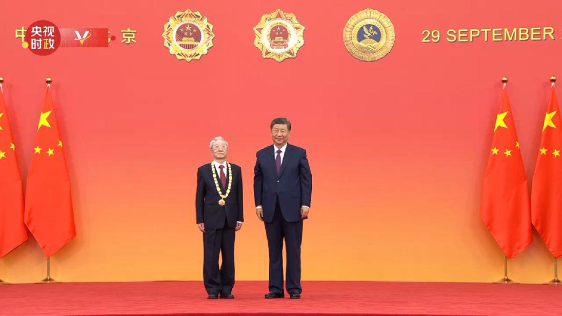 习近平向张晋藩颁授“人民教育家”国家荣誉称号奖章-中新网