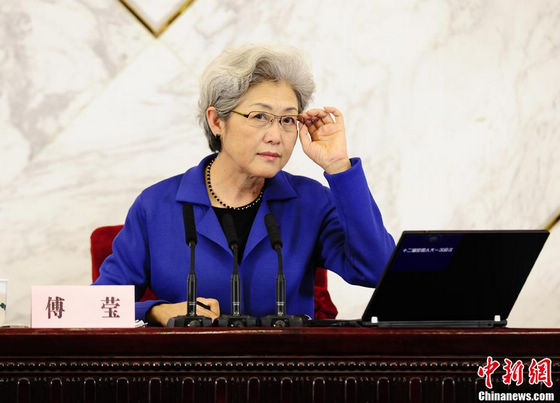 港媒:“讲故事”传播中国傅莹Style富有人情味