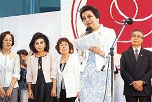 日媒:安倍为挽回支持率让老妈跑外围