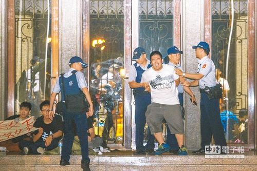 �й�ʱ����̨ѧ����С��Ī��Ϊ������Ƶ�С����