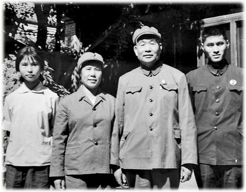 肖劲光大将(左三)与妻子伟涛(左二),女儿肖楠(左一),次子肖伯鹰.