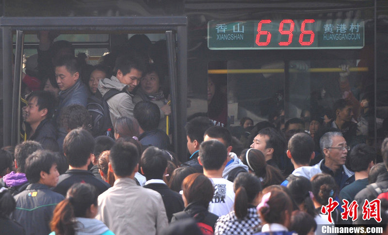 北京香山红叶节 游客挤爆公交车