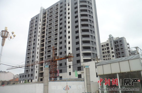 连云港财茂花苑被指烂尾业主边还房贷边租房住