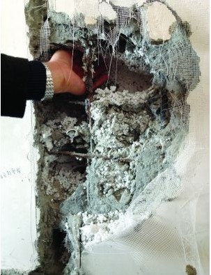 扬州金地艺境城新房装修承重墙内掏出大量泡沫