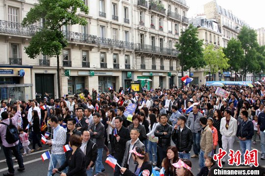 法国华侨华人发起游行抗议针对华人暴力事件