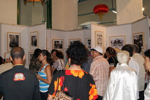 古巴华侨华人参加纪念辛亥革命100周年图片展