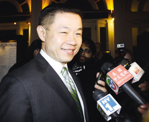 纽约华裔主计长刘醇逸风波中办筹款会华人吁支持