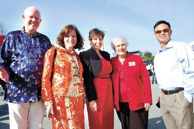 美国密尔布瑞市举办新春庆会市长向华人拜年