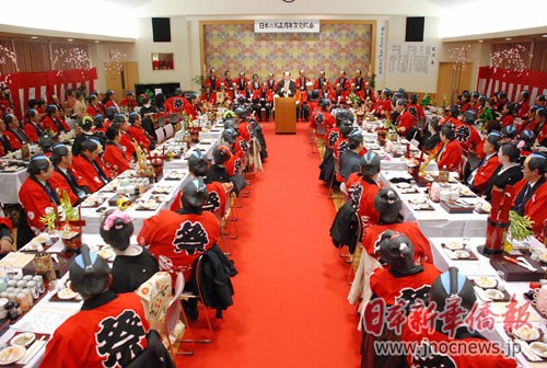 中国游客参加日本民俗活动迎新春