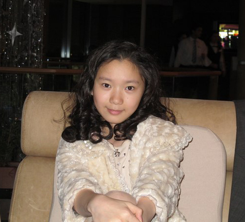 俄罗斯华人少女陈子仪国际青年肖邦钢琴大赛夺冠