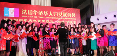 �������Ȼ��˸�Ů���ϻ����������ʹ���˳�ϯ