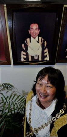 向已故父亲致敬澳洲达尔文华裔市长林芳宣誓就职