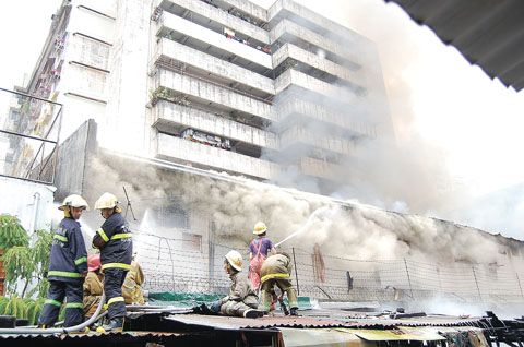 菲律宾马尼拉市华人区发生火灾波及华人居住大厦