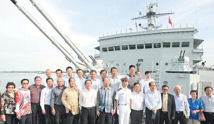马来西亚众华社领袖参访“郑和”舰赞意义深远