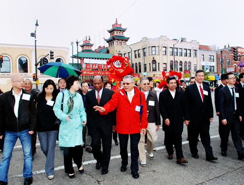 美国芝加哥中国城冒雨举办庆祝建埠百年游行(图)