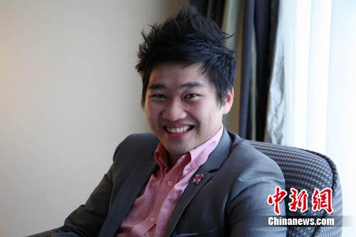 英国华人火炬手张敬龙欲卖掉火炬中国建希望小学