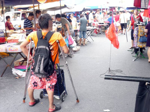 中国残障歌手涌入大马华人新村卖唱 收入可观