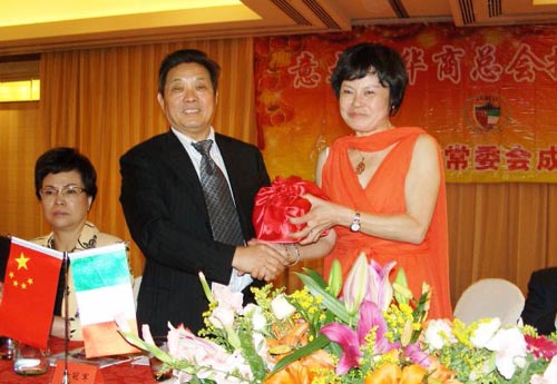 意大利华商总会举行换届庆典朱玉华当选会长