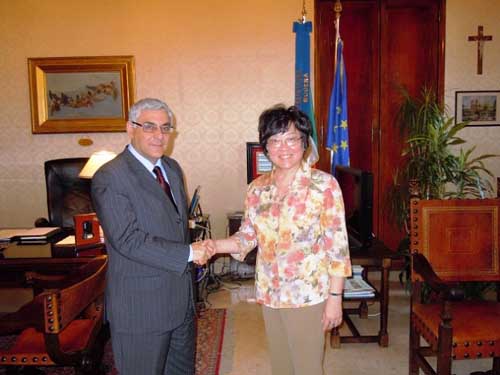 驻米兰总领事赴地震灾区慰问侨胞解决震后安置