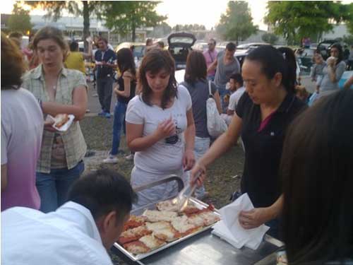 意大利一中国夫妻为地震灾区免费送食品引赞誉