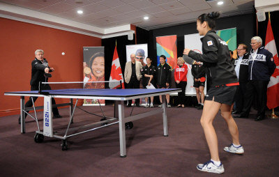 加拿大总理与奥运国手打乒乓 输给华裔选手