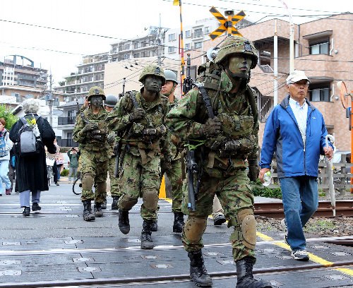 日本自卫队员全副武装现身东京街头吓坏在日华人