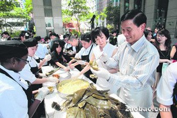 参加关爱活动新加坡华人学生包粽子送温暖(图)