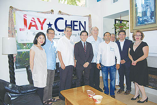 华裔参选美国会议员 访西裔团体领袖寻支持