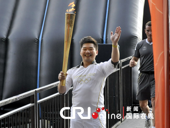 英国华裔青年张敬龙伦敦传递奥运火炬(组图)