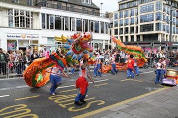英国爱丁堡华人社区参加爱丁堡艺术节嘉年华游行