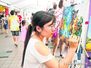 新加坡华人小摊主的创业梦:希望开间数字油画店