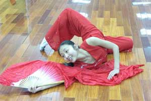 新加坡华人医学女博士:“变脸”技艺赢得满堂彩
