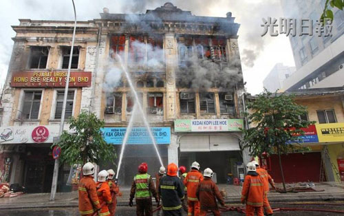 住家烧纸引火患大马华裔母子跳楼逃生酿悲剧