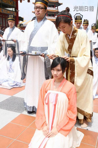 组图:马来西亚百名华裔穿汉服行成人礼(2)