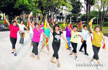 华人家庭主妇融入新加坡生活:独脚戏变集体舞(图)