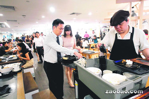 工人难请人手吃紧新加坡华人饭店经理当收碗工