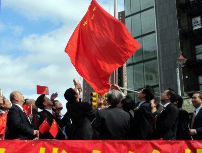 纽约华人社团在华埠升五星红旗庆祝中国国庆(图)